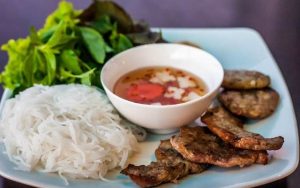 Bún chả sẽ là sự lựa không thể thiếu khi đau đầu với câu hỏi “Trưa nay ăn gì“.