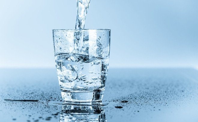 Uống nhiều nước giúp pha loãng và làm giảm nồng độ các chất hóa học cấu thành sỏi thận.