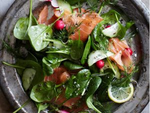 Salad cá hồi rau chân vịt
