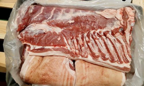 Thịt heo đông lạnh nhập khẩu đang được các nhà bán lẻ dưa vào bán giảm bớt áp lực giá thịt heo trong nước đang tăng