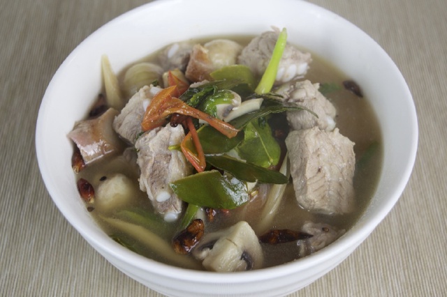 Canh sườn heo nấm mỡ chua cay