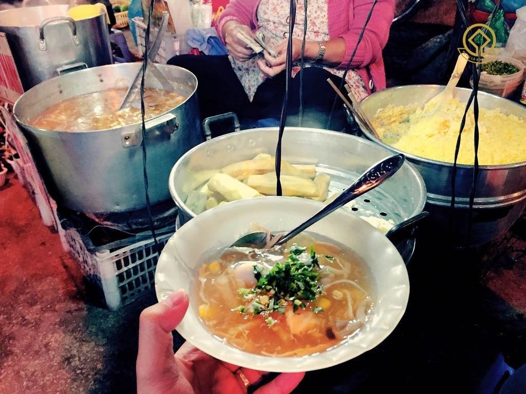 Quán bánh canh đêm chợ Đà Lạt