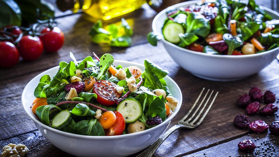 Salad rau bina trộn với hạt bí ngô