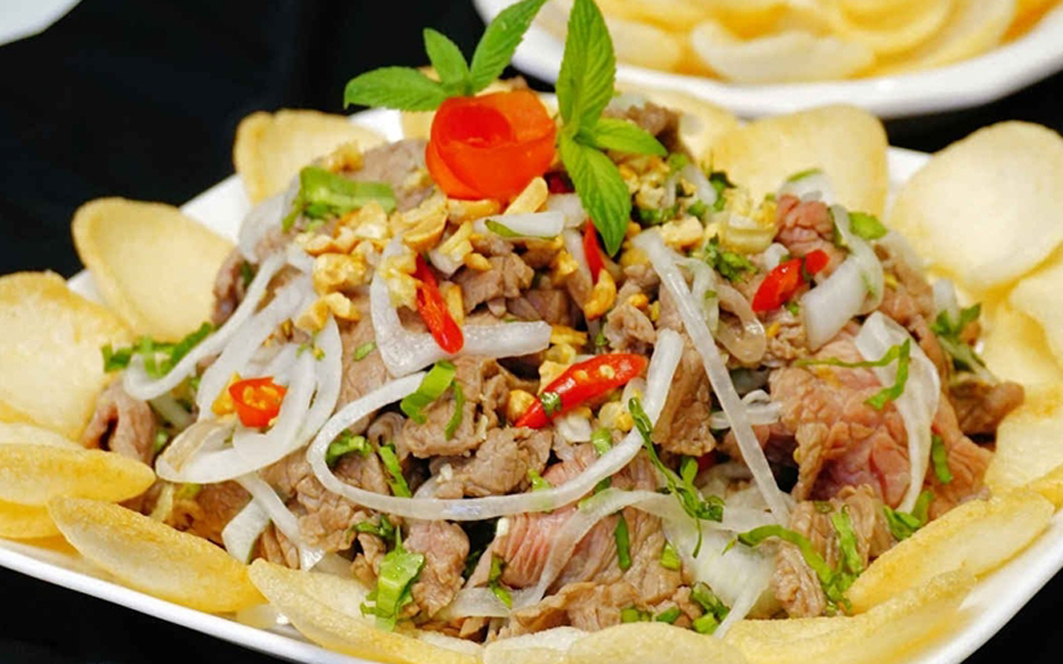 Gỏi bò bóp thấu + bánh phồng