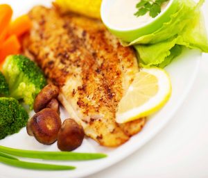 Cá basa phi lê nướng muối ớt ăn kèm rau củ