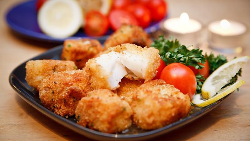 Cá basa phi lê được chế biến món ăn cá basa chiên xù lăn bột thơm giòn